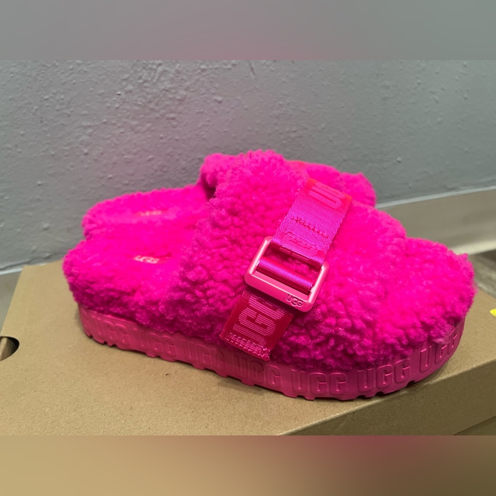 UGG FLUFFITA SANDAL